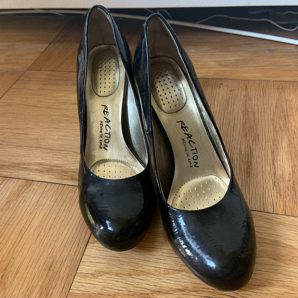 Kenneth Cole black patent leather round toe heel